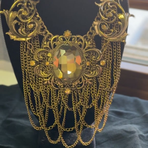 NWOT STUNNING GOLD PLATED STATEMENT NECKLACE with earrings included - Picture 7 of 9